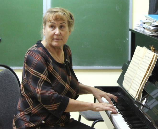 Институтская учительница по музыке