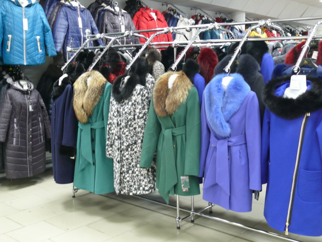 • В торговом центре большой выбор мужской и женской верхней одежды российского производства.