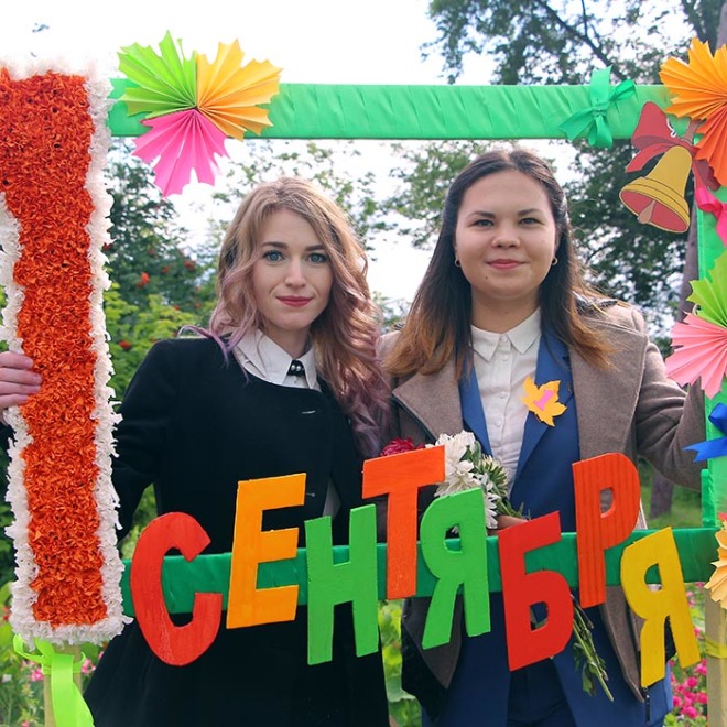 В этом году в Гладиловскую школу устроились два молодых специалиста – учителя русского языка и литературы  Екатерина Кузнецова и Дарья Аркадьева
