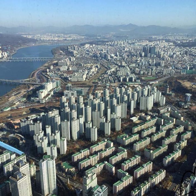 Вид с башни «Лотте Ворлд» на Сеул