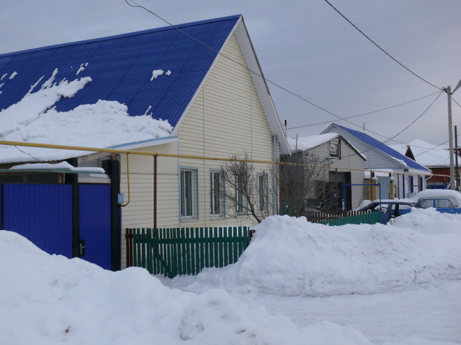 • На улице Школьной в Заводоуковске газопровод тоже проводили на деньги жителей.  Цена вопроса зависела от числа желающих завести газ в дом: чем их больше, тем стоимость работы дешевле.