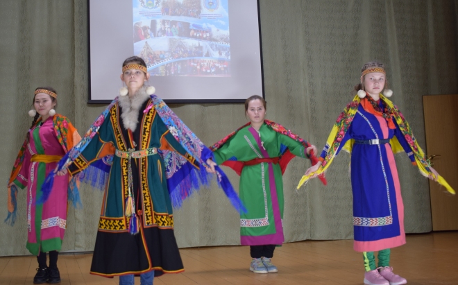 Учащиеся Демьянской школы   исполнили танец «Куренька».