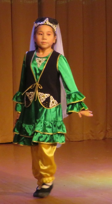 Гульнара Аликаева исполняет татарский народный танец.