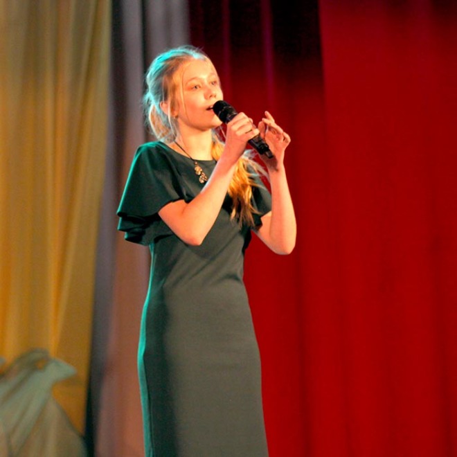 Солистка Дарья Чурбакова из Голышманово проникновенно исполнила песню «Обещание»