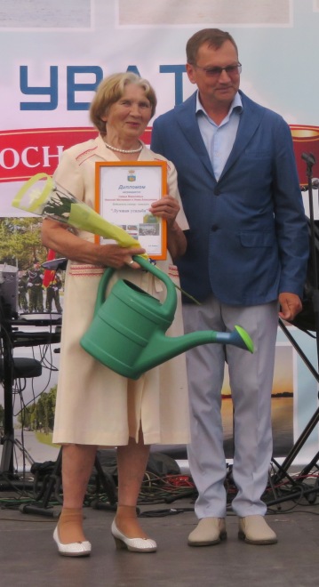 Р.Р. Никитенко вручил диплом «Лучшая усадьба» Н.А. Морозовой.