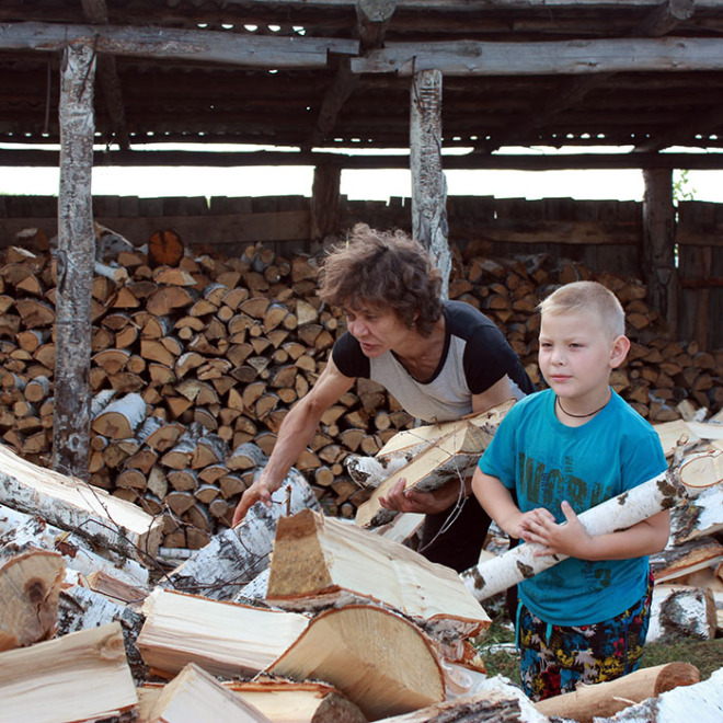 Ольга Сушко с сыном: – Пока мужчины в поле, приберём дрова!