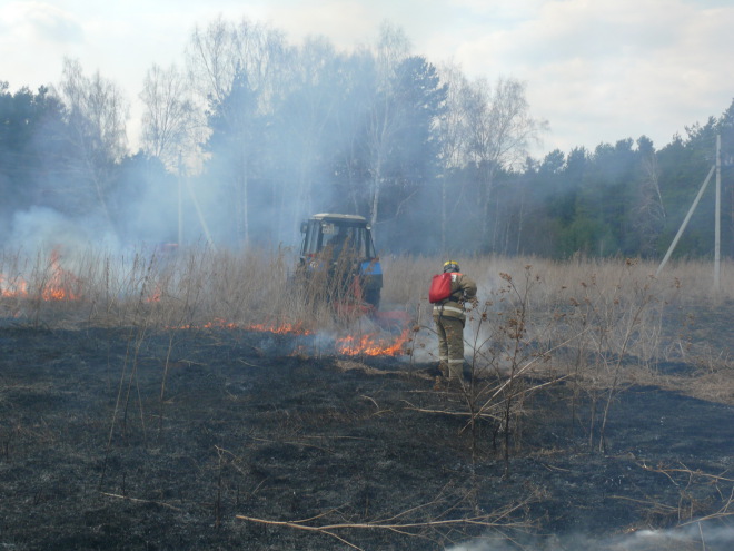 • Так тушить лесные и степные пожары надёжнее: сначала минполоса, затем ранцевый лесной опрыскиватель.