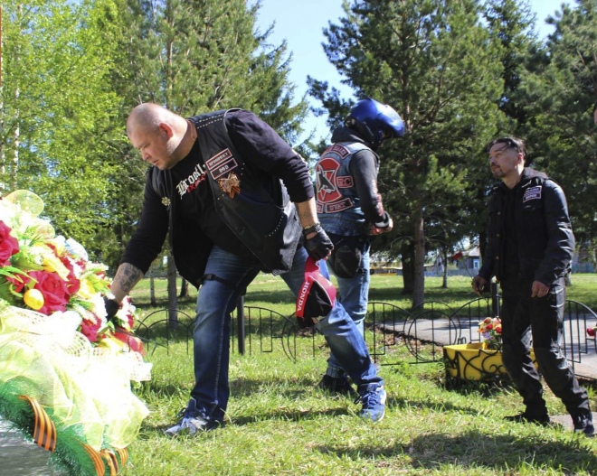 Олег Артыков возлагает цветы  к памятнику в Горнослинкино.