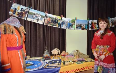 И. Малых представила выставку изделий коренных народов Севера.