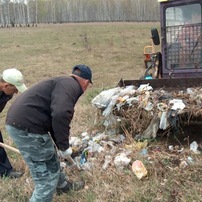 Кучи мусора вдоль всей объездной дороги в залинейной части посёлка Голышманово убирать пришлось коммунальщикам