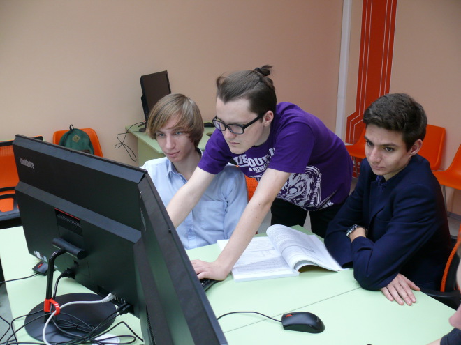 • Ученики 11 класса городской школы № 2 Егор Тишков, Олег Иванов и Евгений Райхерт (слева направо) решают задачу по программированию.
