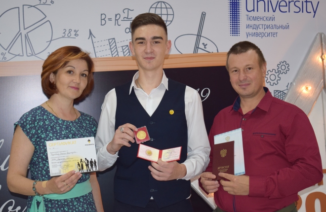 Особую гордость за сына-медалиста испытали родители  Римма Гайсеевна и Александр Сергеевич Разумовские.