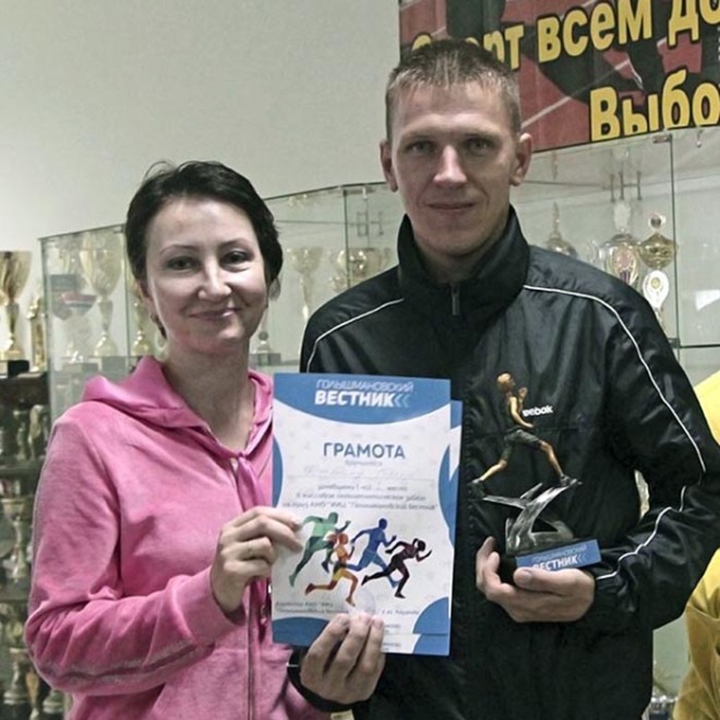 Главный редактор Елена Ледакова  награждает победителя забега на дистанции 1 км – Сергея Южанина