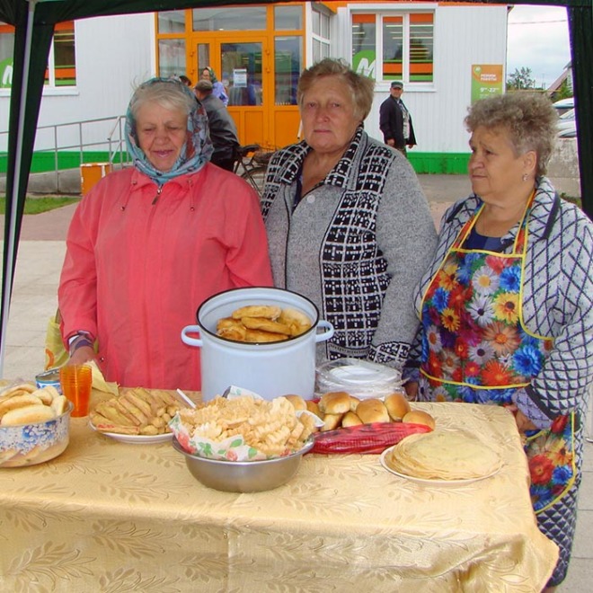Пирожки по десять рублей, блины всего за пять,  а выручили ветераны-активисты с продажи  больше двух тысяч рублей! 
