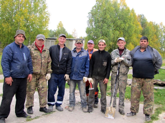 Ишимские строители  (крайний слева бригадир Э. Дамиров).