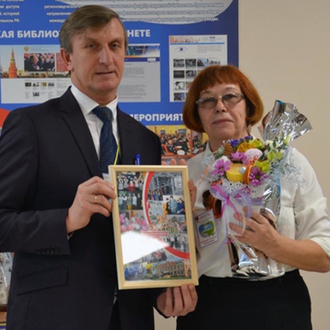 Н.В. Цибуцинин вручил благодарность от руководства городского округа  директору музея С.А. Усольцевой 