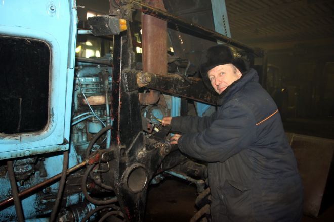 • Сергей Иванов помогает восстановить трактор коллеге.