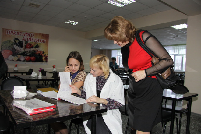 Члены совета родительской общественности внимательно изучают технологические карты в столовой средней школы № 4.