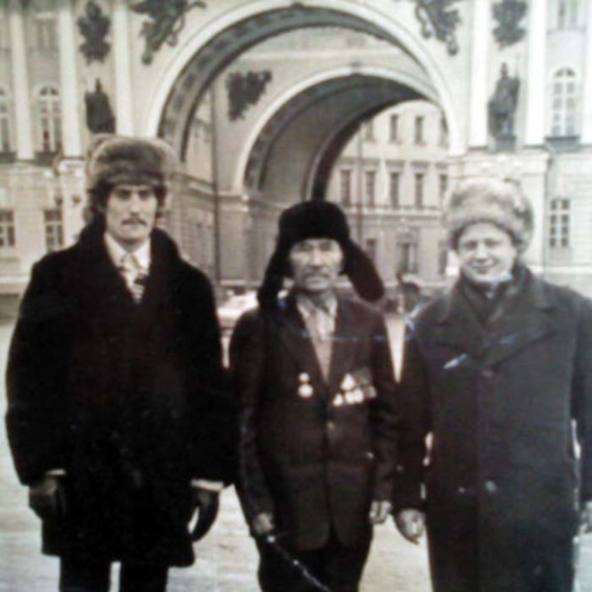 Карлыгаш Исмакова пишет: «На данной фотографии запечатлён мой дедушка Карим Исмаков (он находится посередине), который участвовал в Великой Отечественной войне. 