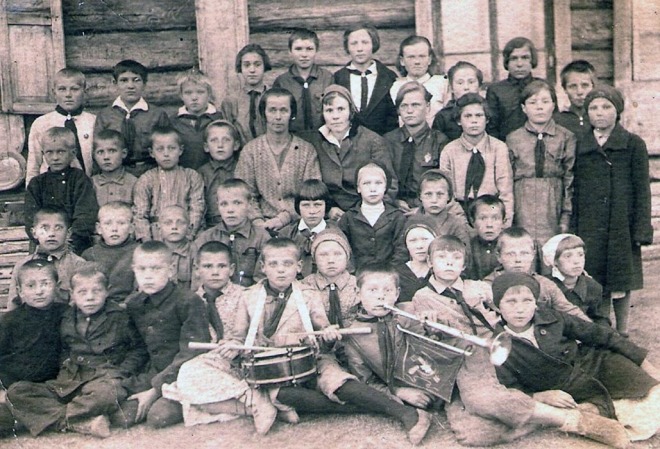 1935 год. Ученики вместе с учителями и первой пионер­вожатой Оней Панченко (второй ряд сверху, четвёртая справа)