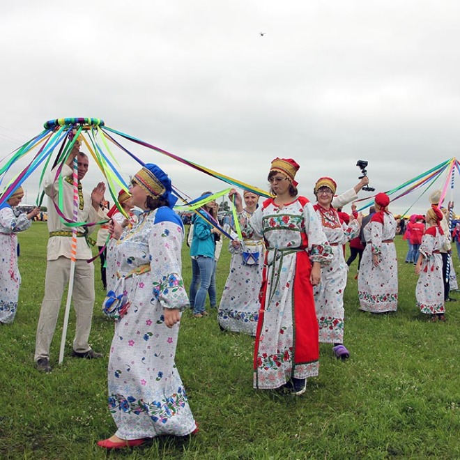 «Радужная карусель» и обряд чествования Рода объединили  участников открытия  фестиваля