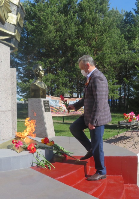 Виктор Елесин возложил цветы к памятнику.