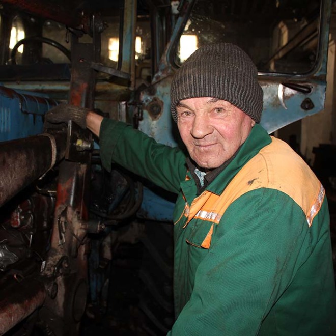 Владимир Власов на своём тракторе востребован и в полеводстве, и в животноводстве