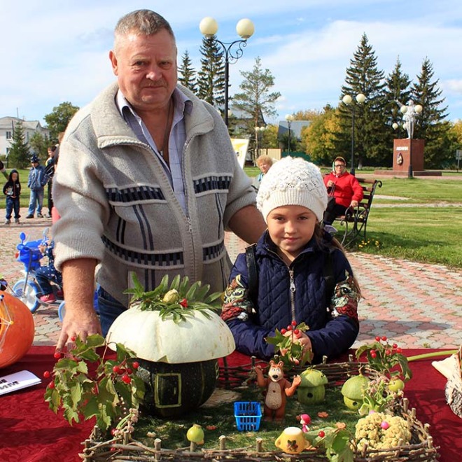 Алине Брагиной победить в конкурсе осенних поделок помог её дедушка Юрий Александрович