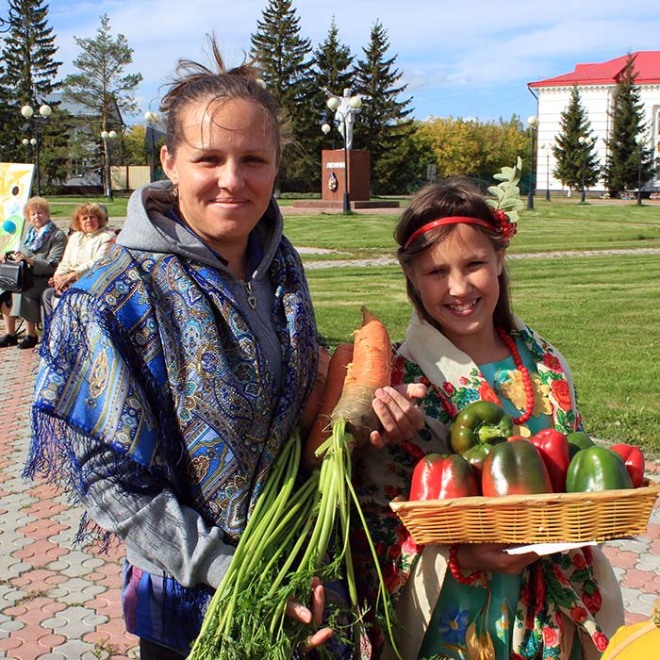 Наталья Елисеева и её младшая дочь Даша удивили огромными перцами и морковью