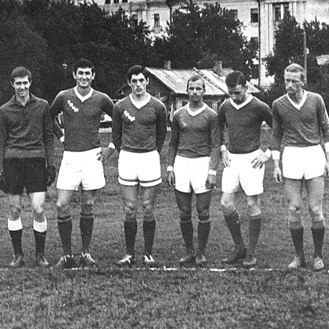Валерий Кузнецов (третий слева) в футбольной команде института, 1967 год