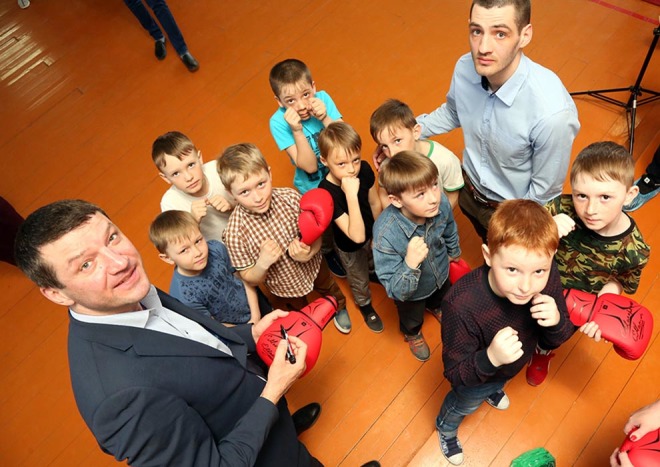 Юные голышмановские боксёры и тренер Дмитрий Баландин берут автограф у титулованного чемпиона