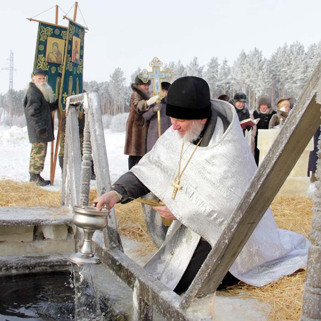 Батюшка Анатолий освящает воду