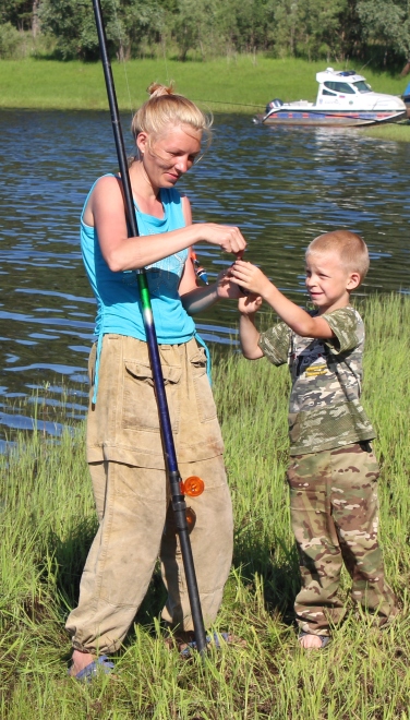 Елена Пелевина  с сыном - начинающим рыбаком.
