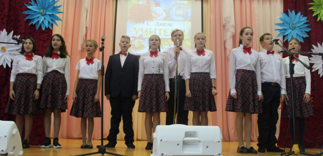 Участники вокального коллектива Туртасской школы поздравили своих учителей.