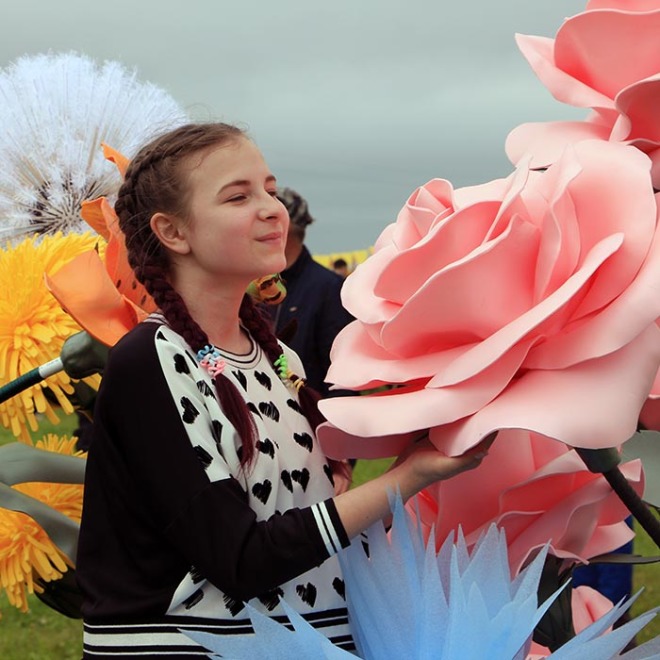 На гигантские цветы Елены Хреновой «слетались» любители фото