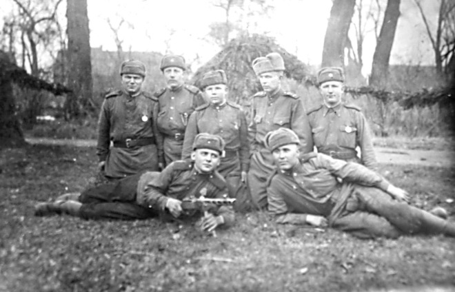 • Деомид Проскуряков (справа на переднем плане) со своими товарищами –  разведчиками из 288-го гвардейского миномётного полка, 1944 год. 