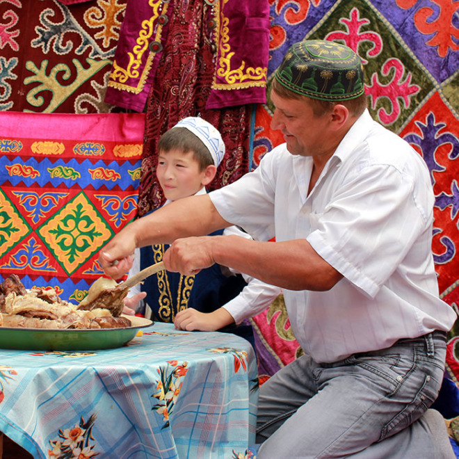 В юрте только мужчины готовят мясо гостям