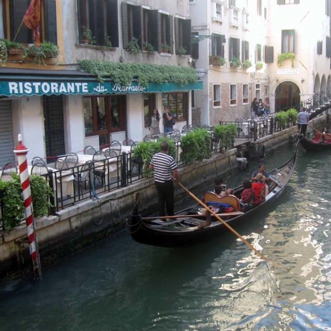  Плещущаяся вода, гондолы, небольшие катерочки – романтика Венеции!