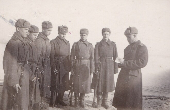Командир ставит перед бойцами задачу. Д.А. Низовцев в центре.