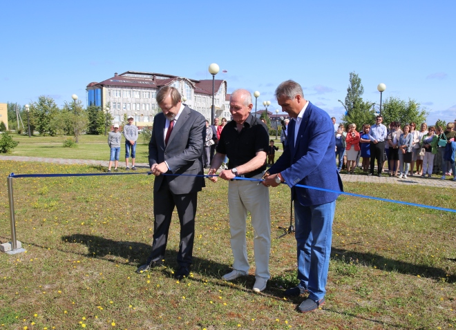 С.Г. Путмин, Ю.О. Свяцкевич и А.В. Слинкин  торжественно открыли памятник.