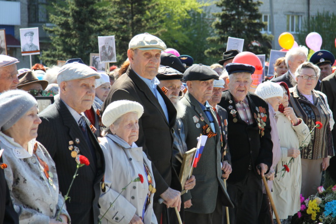 • С каждым годом всё меньше ветеранов приходит на митинг в центр города...