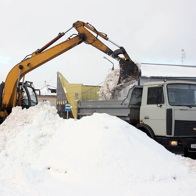 Бригада администрации посёлка на уборке снега