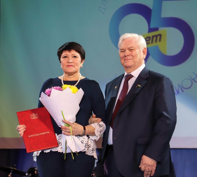 Галина Руднева получила награду из рук Юрия Конева.