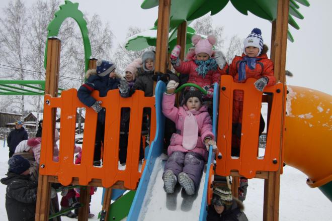 • Весело на новой игровой площадке в городе в микрорайоне Сокольники.