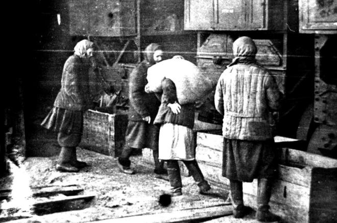 • Заводоуковский элеватор. В годы войны грузчиками работали женщины.