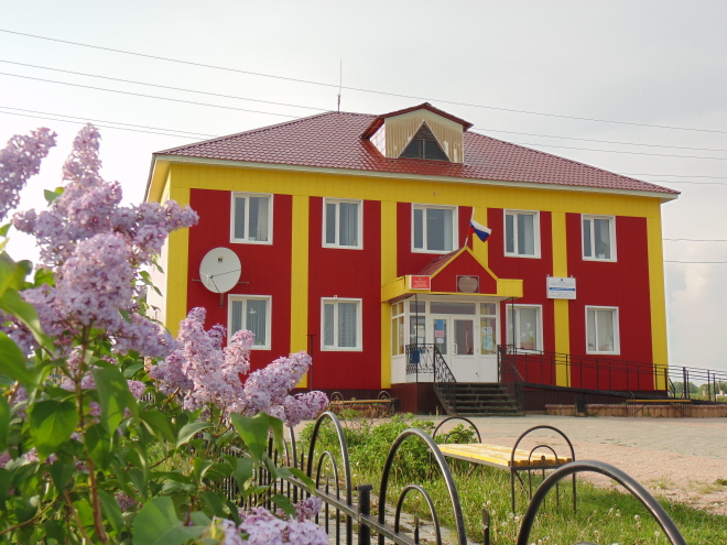 В здании Горнослинкинской администрации также находятся библиотека,  отделение почты, банкомат и кабинеты социального работника,  участкового уполномоченного полиции и совета ветеранов.