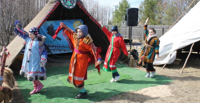 Девочки из Демьянской школы исполнили национальный танец «Куренька».