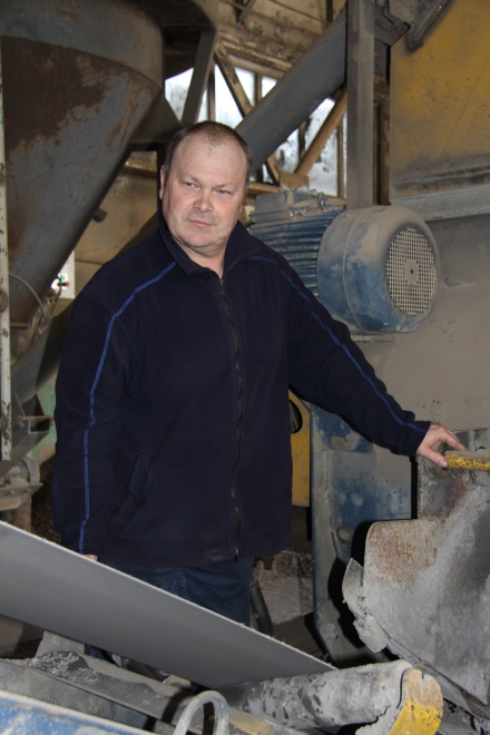 • Мастер производственного цеха Алексей Приветкин настраивает оборудование перед очередной сменой.