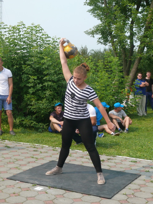 • Девятнадцатилетняя Ирина Семенченко  из Шестаково 16-килограммовую гирю подняла два десятка раз, показав среди женщин один из лучших результатов.