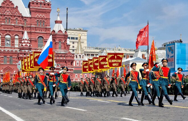 Парад Победы в Москве 9 мая 2015 г. В параде Победы на Красной площади приняли участие  более 16,5 тысячи военнослужащих, почти 200 единиц военной техники,  а также порядка 140 вертолётов и самолётов.